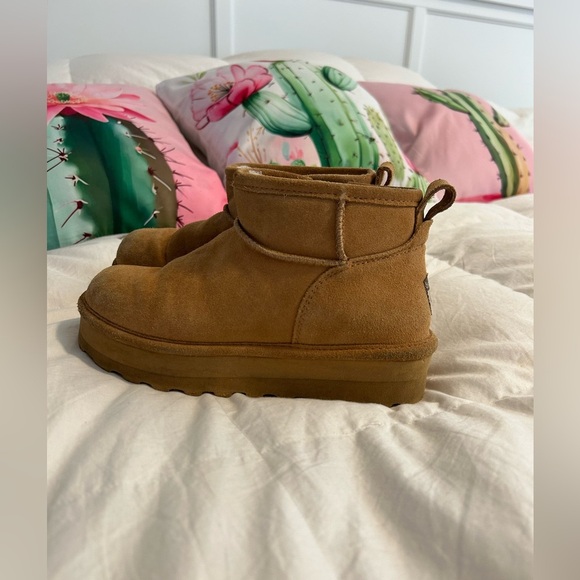 BearPaw Shoes - Platform Bearpaw sz 5 lined Tan Suede Ankle Boots, great tread, fit like 6-6.5